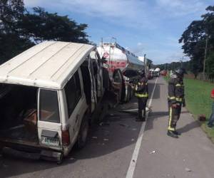 La camioneta quedó prácticamente montada sobre la parte trasera del pick up, mientras que este se estrelló en el posterior de la rastra. (Foto: RedInformativaH/ El Heraldo Honduras/ Noticias Honduras hoy)