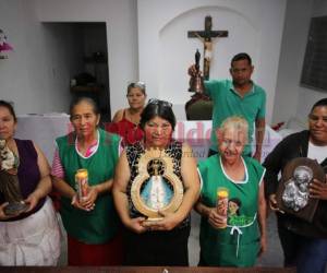 Un grupo de vendedoras del mercado Perisur que acuden de manera recurrente a misa.