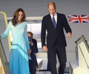 La pareja británica -él con traje oscuro, ella con vestido largo y pantalones color turquesa- estará 5 días en Pakistán. Foto: AFP