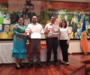 Los expositores recibieron un reconocimiento por su participación en nombre de la rectoría de la UPNFM.