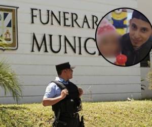 Un oficial de la policía municipal se para frente a la funeraria municipal en el cementerio de La Bermeja, donde los cuerpos de Alberto Martínez Ramírez, de 25 años, y su hija Valeria, de 23 meses son velados. Foto: Agencia AP.