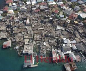 El incendio en el cayo de Guanaja dejó daños sin precedentes en la zona insular, afectando al menos a 226 familias, según registros. Foto: El Heraldo