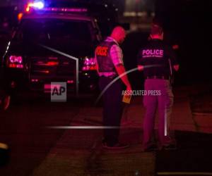 Los agentes encontraron a una mujer herida de bala, pero murió luego en un hospital, agregó el comunicado. Foto: AP.