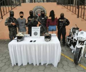 La Policía Militar de Orden Público (PMOP) junto a la Fuerza Nacional Antimaras y Pandillas (FNAMP) presentaron a los presuntos extorsionadores.