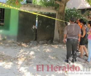 Familiares y vecinos de la víctima consternados por el crimen. Foto: EL HERALDO.