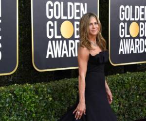 La actriz Jennifer Aniston lució realmente elegante y sofisticada en la alfombra roja de los premios Globos de Oro 2020, celebrada la noche del domingo 5 de enero. La actriz optó por un vestido negro con escote superior y volumen en la parte inferior, algo que cautivó a los fans de la rubia. Fotos: Agencias: AP/AFP.