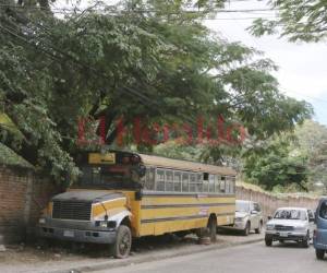 La vieja unidad de transporte está estacionada sobre la acera y obstaculiza el tránsito de los viandantes del sector.
