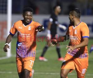 Momento en el que los jugadores de los Lobos UPNFM celebran uno de los goles con los que derrotaron a Olimpia. (Foto: Ronal Aceituno / EL HERALDO)