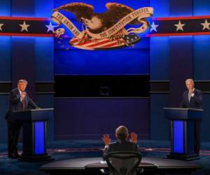 El presidente de los Estados Unidos, Donald Trump, y el candidato presidencial demócrata y exvicepresidente, Joe Biden, intercambian argumentos en uno de los debates. Foto: Agencia AFP.