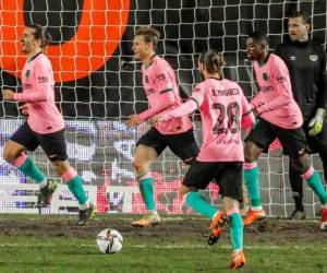 El Barça tuvo que acabar recurriendo a sus pesos pesados para imponerse a un valiente Rayo Vallecano, que salió con el plan claro de presionar arriba la salida del balón del Barça. Foto: AP