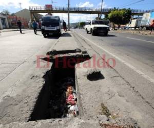 Así luce el enorme hoyo en el bulevar Fuerzas Armadas de la capital de Honduras. Foto: David Romero/EL HERALDO