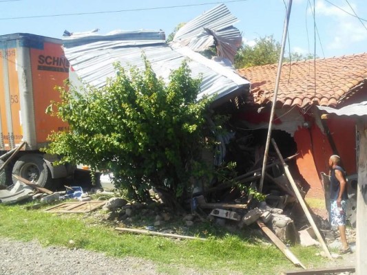 La rastra impactó contra una vivienda ubicada a la orilla de la carretera de la zona sur de Honduras.