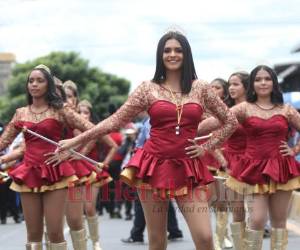 Las hermosas palillonas del Instituto Santa Mónica lucieron radiantes y sonrientes durantes los desfiles 2019 en la capital de Honduras. Usaron un traje en tonalidad rojo vino y detalles dorados. Foto: Alex Pérez/ EL HERALDO.