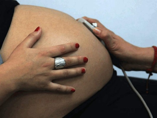 Cifras de la Sesal muestran que a nivel nacional hay al menos 150 mil mujeres en estado de embarazo, esa misma cifra se destinó en inoculantes, pero hasta finales de agosto solo se había vacunado a menos de 30 mil.