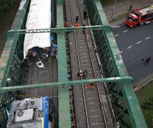 “Estamos vivos de milagro”, expresó uno de los pasajeros que asomado por la ventanilla de un tren registró imágenes poco después del impacto. Así fue el choque de dos trenes en Buenos Aires, Argentina.