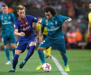 El azulgrana Ivan Rakitic marca a Marcelo quien conduce el balón (Foto: Agencia AFP)
