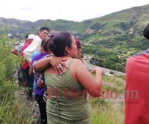 Los familiares lloraron amargamente al enterarse del deceso del joven de 19 años. Foto Estalin Irías| EL HERALDO