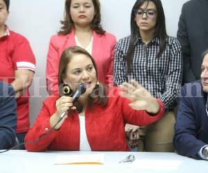 Gabriela Núñez durante la conferencia de prensa donde oficializó su retiro de la campaña electoral 2017. Fotos: Mario Urrutia/ EL HERALDO