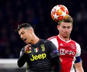 Esta es una de las pocas veces en las que Cristiano se enfrentó con su ahora compañero De Ligt. (AP)