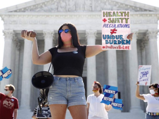 Unas personas participan en una protesta contra el aborto afuera de la Corte Suprema de EEUU. Foto: Agencia AP.