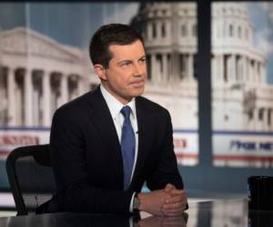 Buttigieg habló con los dueños de los dispensarios de marihuana y estrechó la mano de varios de los empleados. Foto: Agencia AP.