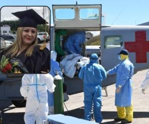 Momento en que la doctora fue sacada de la avioneta del las FF AA para ser trasladada al Hospital Escuela.