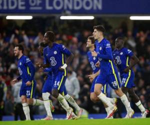 Los jugadores de Chelsea celebran después de la tanda de penaltis en la Copa de la Liga de Inglaterra, en juego de cuarta ronda contra Southampton, en el estadio Stamford Bridge en London, el martes 26 de octubre de 2021.