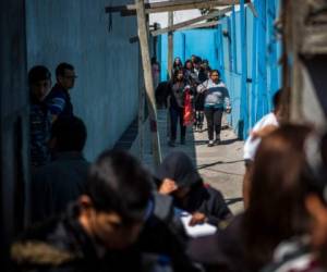 Migrantes centroamericanos caminan por las calles de Ciudad de Guatemala tras ser enviados allí por EEUU para que tramiten sus solicitudes de asilo. Foto del 13 de febrero del 2020. Foto: AP.