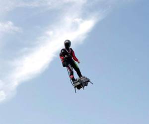 Franky Zapata de 40 años, es conocido en su país como el 'soldado volador', por su trayectoria en esta singular actividad. Foto: AP