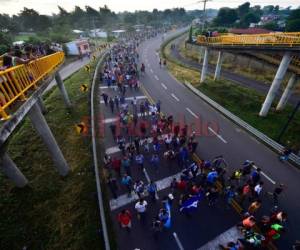 Mientras un grupo logró cruzar por el río Suchiate y se adentra en México, otra parte ya está siendo atendida en la frontera y muchos más esperan atrapados en el puente entre México y Guatemala. (Foto: AFP)