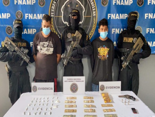 La Fuerza Nacional Antimaras y Pandillas (FNAMP) capturó a los dos presuntos extorsionadores.
