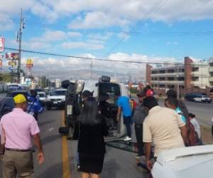 Así quedó, en medio de la calle, la unidad de bus rapidito frente a la UNAH. (Foto: Cortesía Movilidad Urbana)