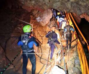 Trece buceadores extranjeros y cinco tailandeses participaban en el rescate, y dos buzos acompañarán a cada niño durante la evacuación, que será gradual, explicó el gobernador interino de la provincia de Chiang Rai, Narongsak Osatanakorn. (Foto: AP)