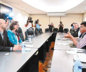 Los representantes del Centro Carter fueron recibidos por el TSE.