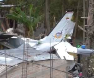La avioneta cayó sobre una casa en Cauca. Foto: Captura video Univisión.