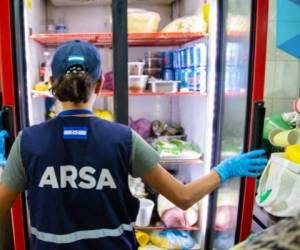 Hasta el miércoles más de 3,000 libras de diversos productos alimenticios fueron decomisados por estar vencidos. Foto: ARSA