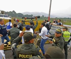 Así cruzaron la frontera los militares venezolanos. Foto: El Comercio