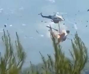Los helicópteros se dirigían a combatir los siniestros que arrasaban con las tierras de Psatha, una localidad costera a unos 60 kilómetros al oeste de la capital Atenas.