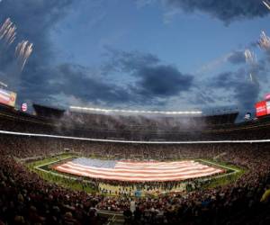 La entonación del Himno de Estados Unidos en eventos deportivos en EE UU es obligatorio y un acto solemne.