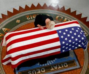 Cindy McCain, viuda de John McCain, apoyaba su rostro sobre el ataúd en el que reposan los restos mortales de su esposo. Foto: AP