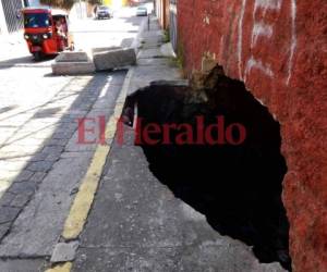 Varias son las personas que han caído dentro del enorme boquete que se ha formado sobre la acera. Foto: Johny Magallanes/EL HERALDO