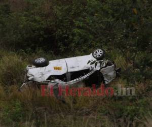 La unidad de transporte cayó en este abismo y quedó destruida. Foto Estalin Irías| EL HERALDO