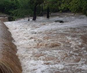 El vehículo no resistió la fuerza del agua y fue arrastrado por la corriente.