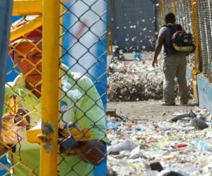 Después de los disturbios en el estadio Morazán de San Pedro Sula, este jueves iniciaron las reparaciones. Fotos Grupos OPSA