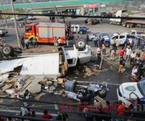 El fuerte impacto provocó la destrucción del pesado camión que chocó con cinco carros más.