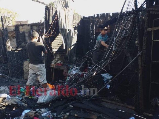 Unos 24 puestos del mercado ubicado en el Zonal Belén fueron consumidos por las llamas la mañana de este sábado. Foto: Alex Pérez/EL HERALDO.