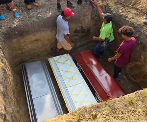 Después de que se cumplieran nueve días de la masacre en Rigores, Colón, Medicina Forense recibió autorización judicial para proceder con la exhumación de los 20 cuerpos.