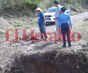 Autoridades han llegado al lugar para evaluar los daños en las calles. Foto: EL HERALDO