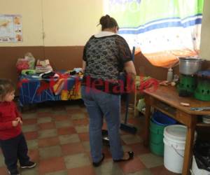 Las aulas de clases han sido utilizadas como habitaciones para las personas que perdieron su vivienda en la Aldea de Suyapa. Foto: Alex Pérez/EL HERALDO