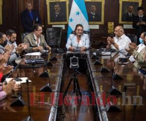 La presidenta Xiomara Castro se reunió la media noche del Martes Santo con el sector transporte.